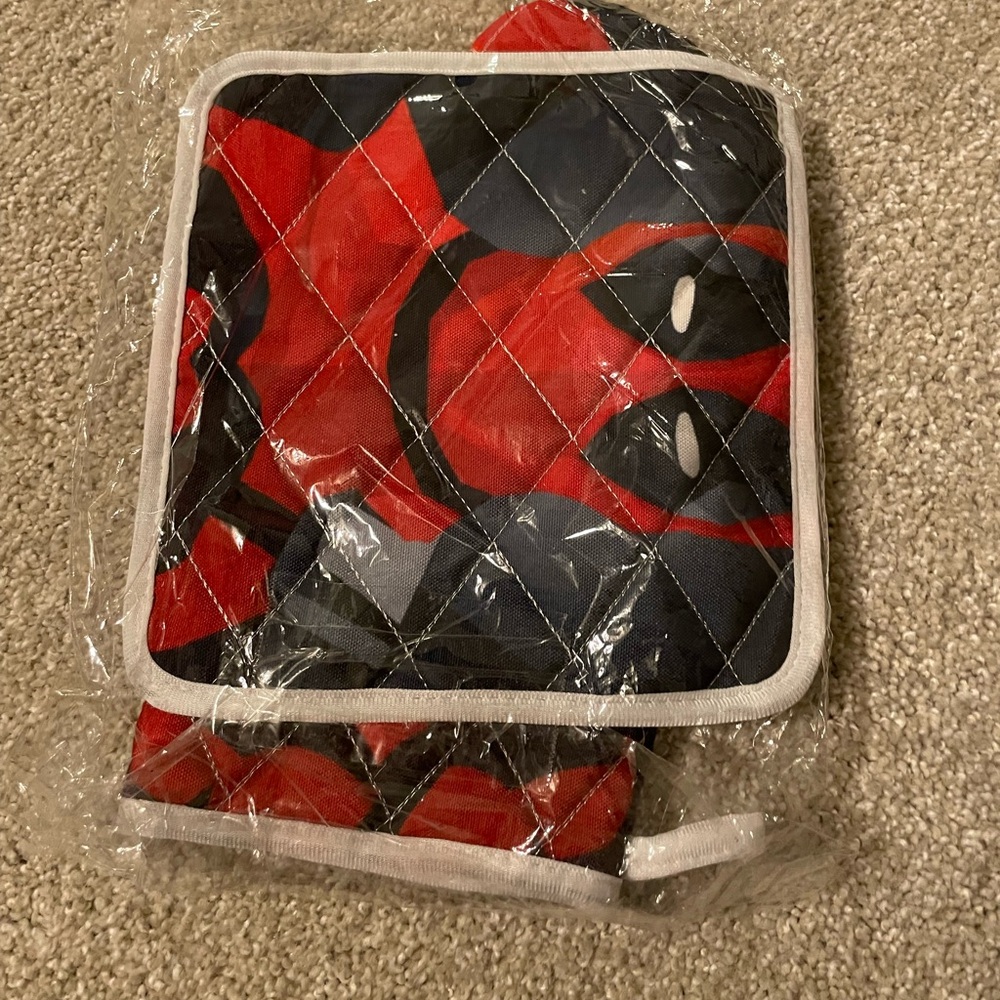 NWOT Deadpool Oven Mit and hot pad